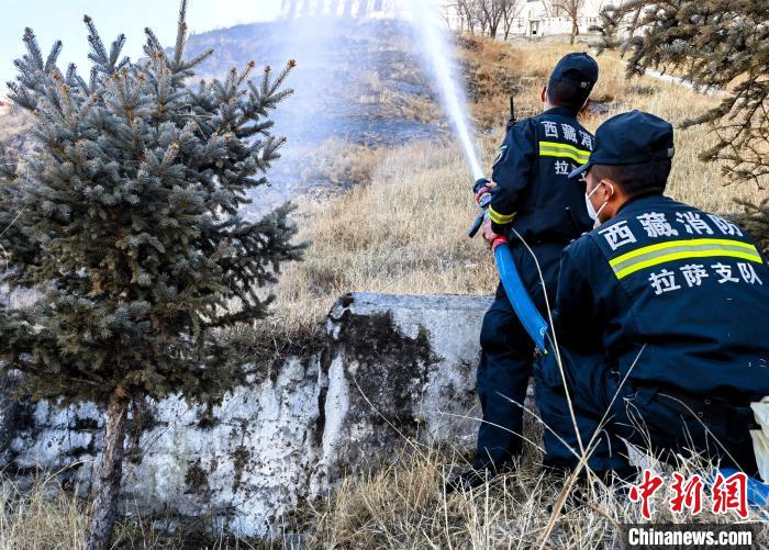 12月6日，布達(dá)拉宮消防救援大隊(duì)在布達(dá)拉宮山體林草區(qū)域開展?jié)窕ぷ??！㈣?攝