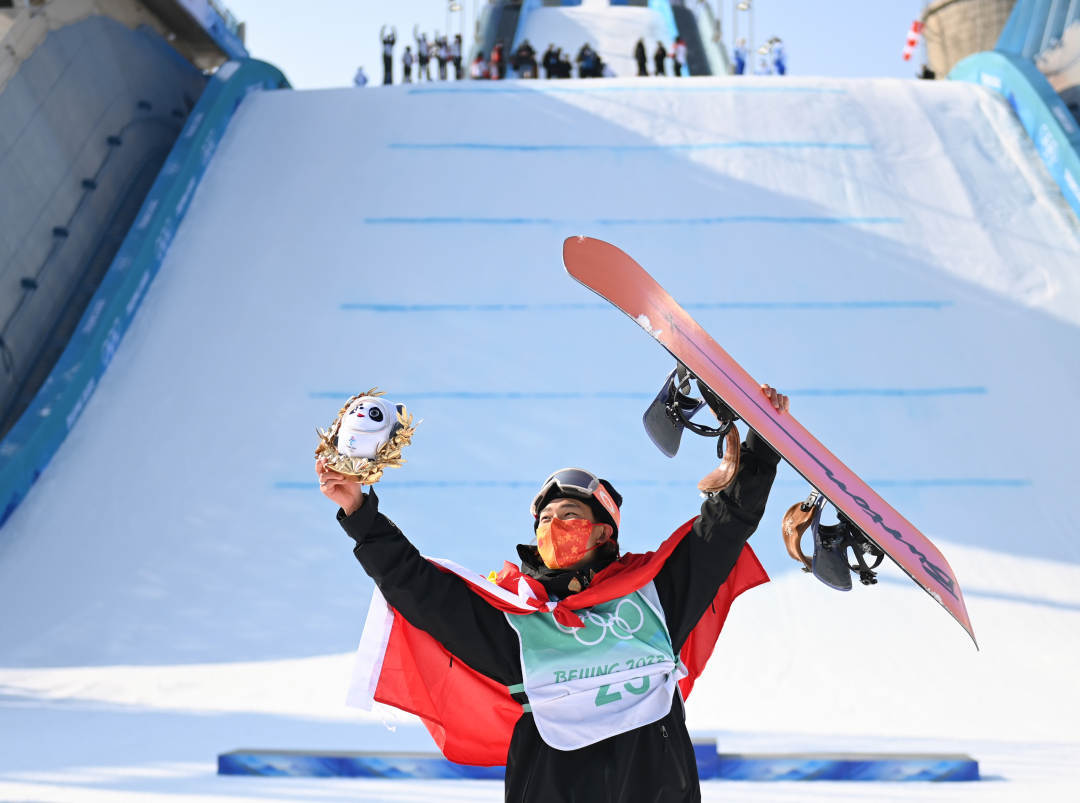 2022年2月15日，中國選手蘇翊鳴在單板滑雪男子大跳臺決賽奪冠后慶祝。新華社記者黃宗治攝