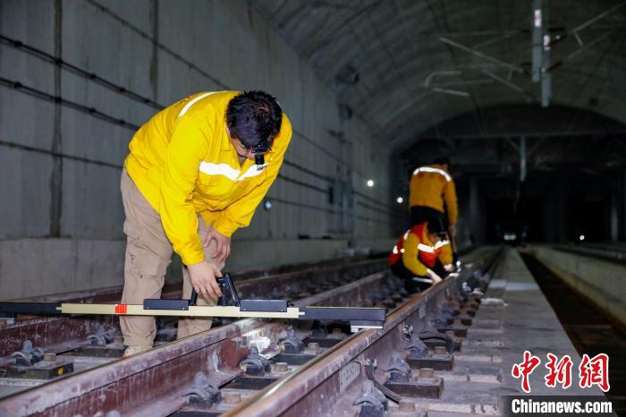 中國鐵路南寧局集團(tuán)有限公司南寧工務(wù)段職工使用道尺檢查吳圩機(jī)場高鐵站高鐵線路設(shè)備?！№f剛 攝