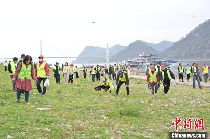 “三峽蟻工”撿拾散落在江灘上的垃圾，定期組織開展凈灘志愿活動 田耀平 攝